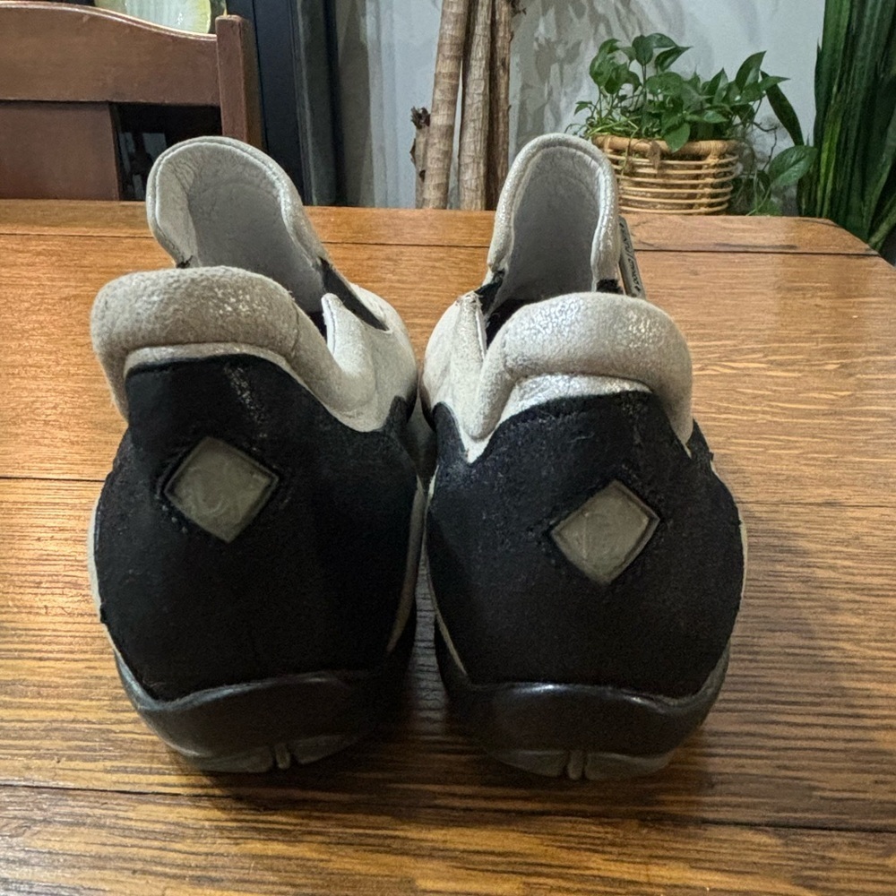 Donald Pliner Women’s 7N Silver & Black Metallic Leather Slip-On Sneakers – EUC - Picture 5 of 10